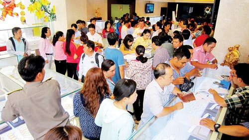 People buy gold on the God of Wealth Day, the tenth day of the lunar New Year, at a SJC shop in District 1, HCMC on February 28 (Photo: SGGP)
